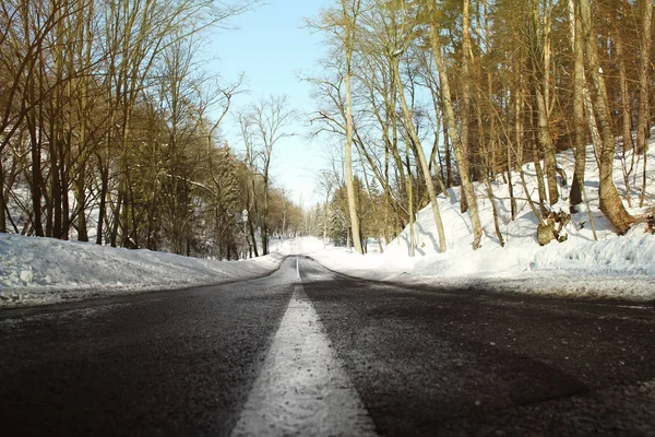 Зимняя дорога за городом — стоковое фото