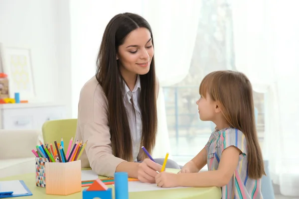 Junge Kinderpsychologin arbeitet mit kleinem Mädchen — Stockfoto
