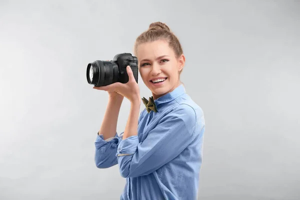Belle touriste féminine avec caméra — Photo