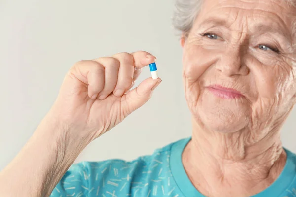 Idős nő, tabletta — Stock Fotó