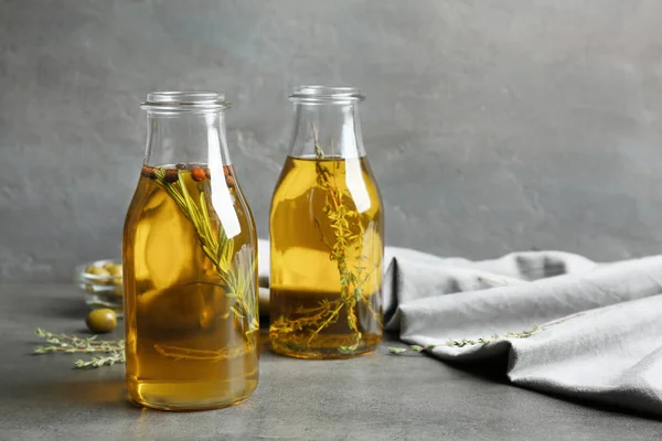 Olio d'oliva alle erbe — Foto Stock