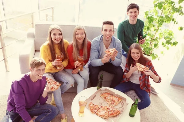 Freunde mit leckerer Pizza und Bier — Stockfoto