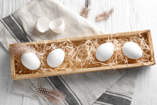 Дерев'яний лоток з яйцями — стокове фото