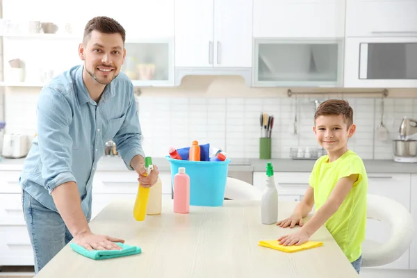 Papá e hijo haciendo limpieza —  Fotos de Stock