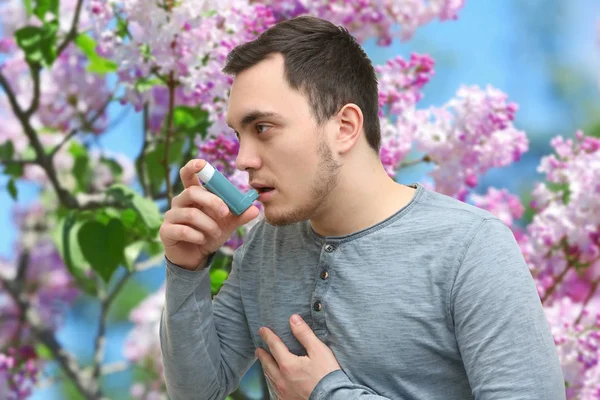 Jeune homme utilisant un inhalateur d'asthme extérieur — Photo