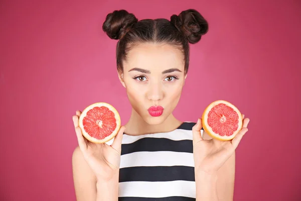 Schöne junge Frau mit Grapefruit — Stockfoto