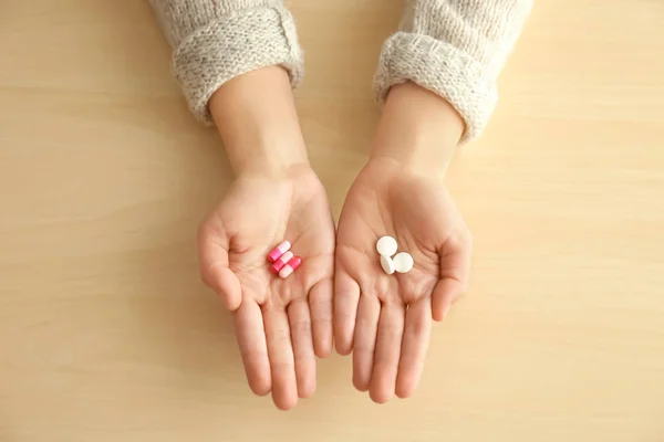 Mujer joven con pastillas — Foto de Stock