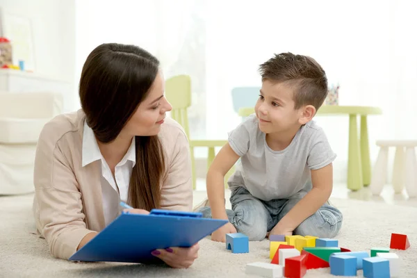 Jovem psicólogo infantil trabalhando com menino — Fotografia de Stock