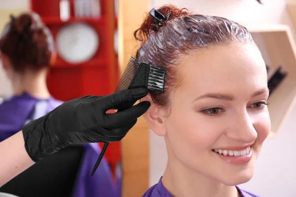 Mujer teñir el cabello en el salón —  Fotos de Stock