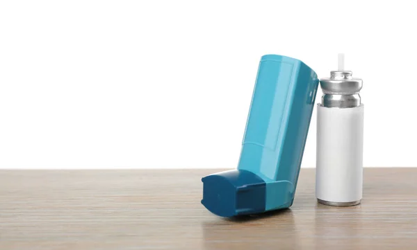 Inalador de asma na mesa — Fotografia de Stock