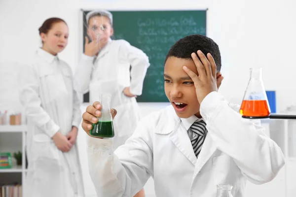 School jongen maken experiment in de klasse van de chemie — Stockfoto