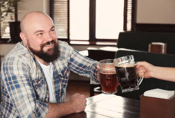 Ο άνθρωπος με την μπύρα σε παμπ — Φωτογραφία Αρχείου