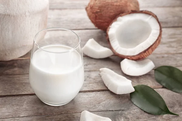 Склянка кокосового молока з горіхами — стокове фото