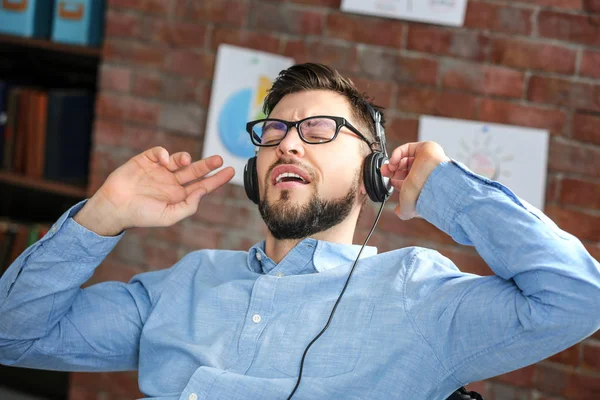 Knappe man die naar muziek luistert — Stockfoto