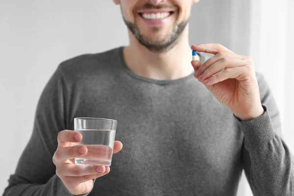 Beau jeune homme avec la pilule — Photo