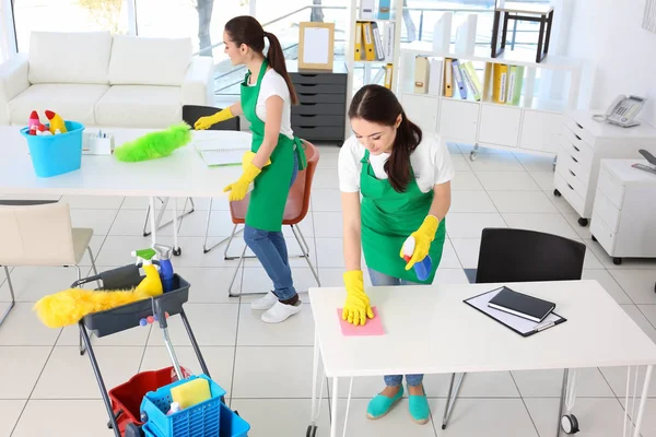 Equipe de serviço de limpeza no trabalho no escritório — Fotografia de Stock