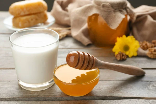 Composition with milk and honey — Stock Photo, Image