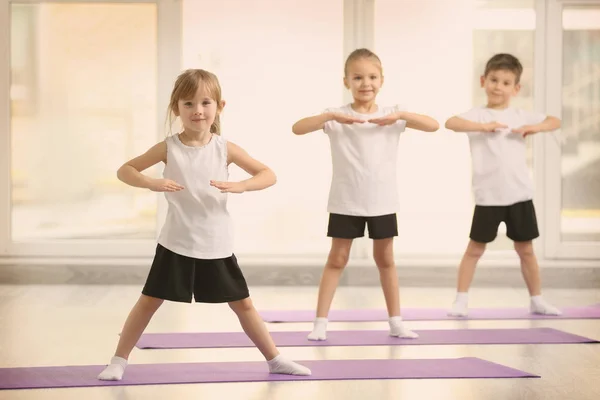 Barn gör gymnastiska övningar — Stockfoto