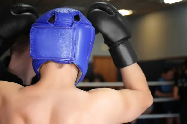 Luchador de Kickboxing en un ring antes de la competencia —  Fotos de Stock