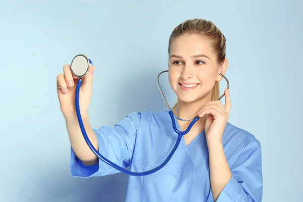 Stetoskop ile genç sağlık görevlisi — Stok fotoğraf