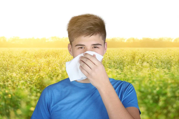 Saisonale Allergie. junger Mann mit Gewebe im Freien — Stockfoto