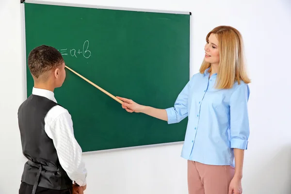 Insegnante Femminile Scolaro Alla Lavagna Classe — Foto Stock