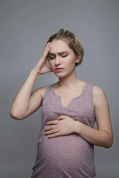 डोकेदुखी ग्रस्त गर्भवती महिला — स्टॉक फोटो, इमेज