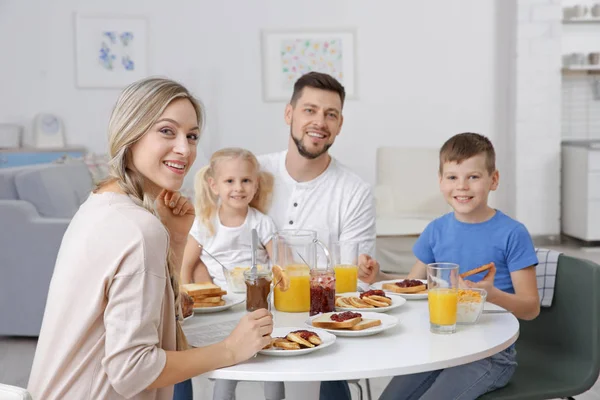 Keluarga bahagia sarapan di dapur — Stok Foto