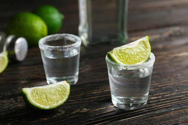 Tequila tiros com fatias de limão — Fotografia de Stock