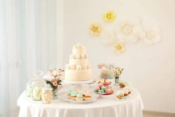 Mesa com doces saborosos — Fotografia de Stock