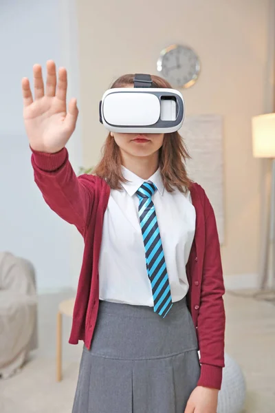 Uczennica z okulary wirtualnej rzeczywistości — Zdjęcie stockowe