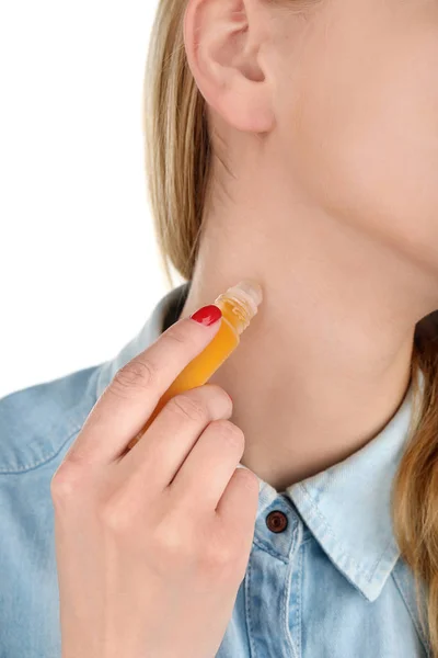 Mujer joven con botella de perfume —  Fotos de Stock