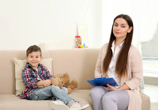 Jovem psicólogo infantil trabalhando com menino — Fotografia de Stock