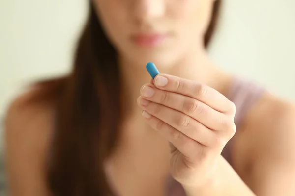 Женщина держит таблетки — стоковое фото