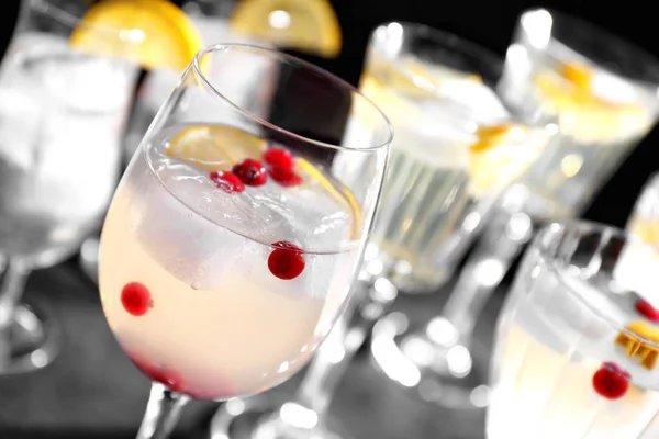 Verschiedene erfrischende Cocktails — Stockfoto