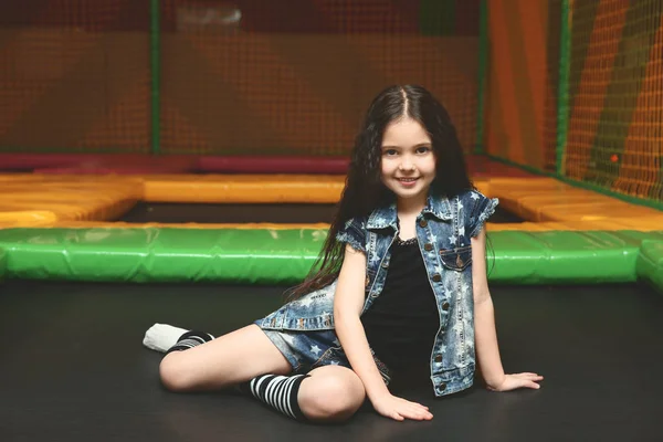 Menina bonito jogar no trampolim — Fotografia de Stock