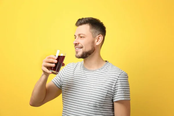 Bonito homem posando com suco — Fotografia de Stock