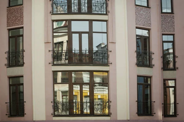 Edificio con ventanas de plástico — Foto de Stock