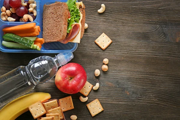 Lunchbox met sandwich en producten — Stockfoto