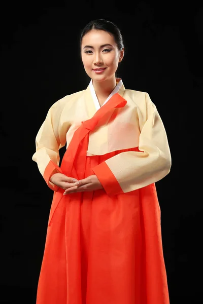Piękna młoda kobieta w tradycyjnym stroju — Zdjęcie stockowe