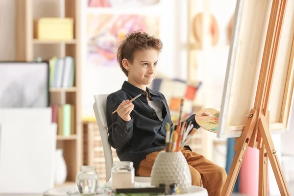 Schattige kleine kunstenaar schilderij foto — Stockfoto