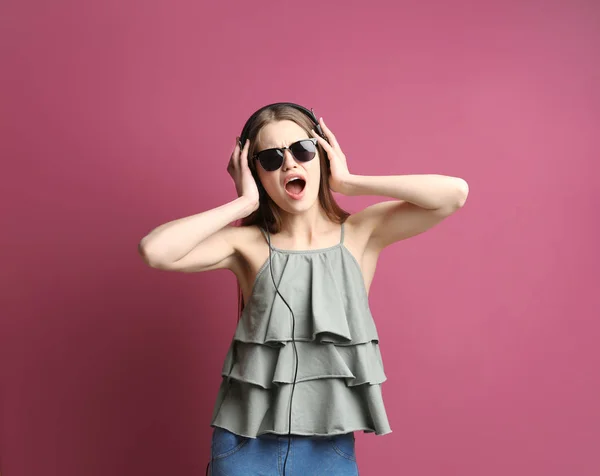 Belle jeune femme À l'écoute de la musique — Photo