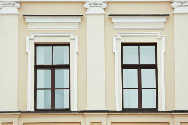 Здание с винтажными окнами — стоковое фото