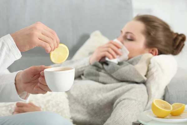 Kranke Frau liegt auf Sofa — Stockfoto