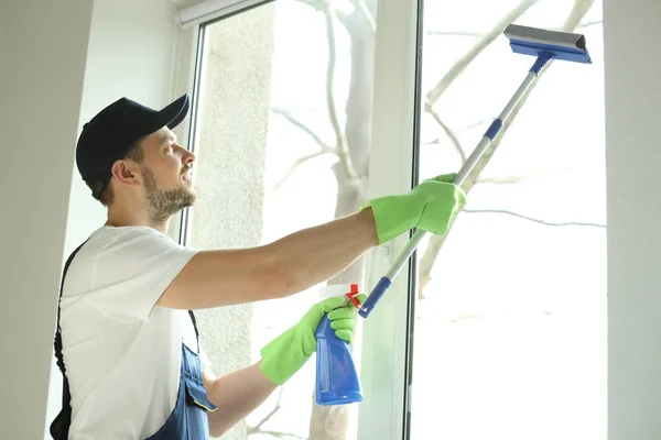 Man wassen venster in kantoor — Stockfoto