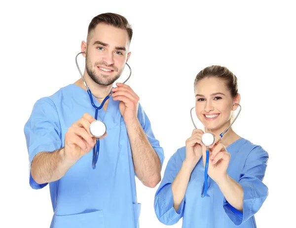 Médecin et assistant médical au bureau — Photo