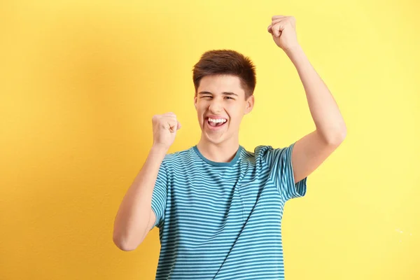 Ευτυχισμένος έφηβου αγοριού με casual ρούχα σε χρώμα φόντου — Φωτογραφία Αρχείου