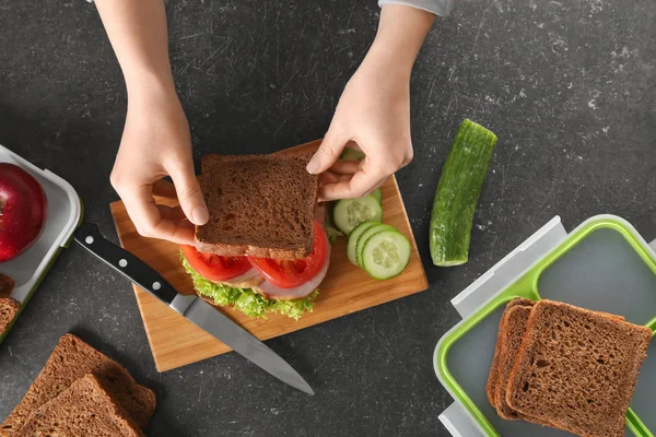 Mutter bereitet Sandwich zu — Stockfoto