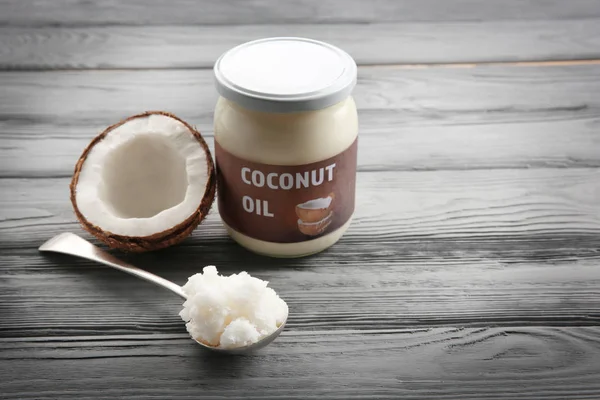 Łyżka w pobliżu słoik z olej kokosowy — Zdjęcie stockowe