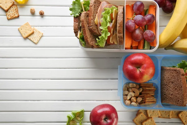 Обеденные коробки с бутербродами и различными продуктами — стоковое фото